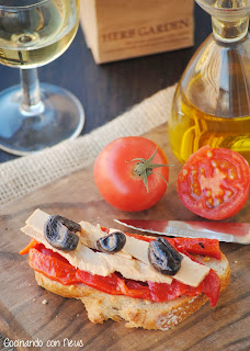 Tosta de pimientos asados con bonito de Norte