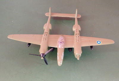 Miniatura de metal Matchbox avião P-38 Lightning da Segunda Guerra Mundial marca TMLM - falta uma das hélices R$ 20,00