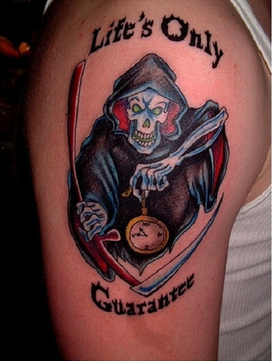 Grim Reaper tatuagem na íntegra e cores fortes. Longe estão os dias foram os Grim Reapers sempre olhar aborrecido e triste, brilhante e vermelho, as cores também são uma tendência e ajuda a incutir mais temível expressões no reaper.