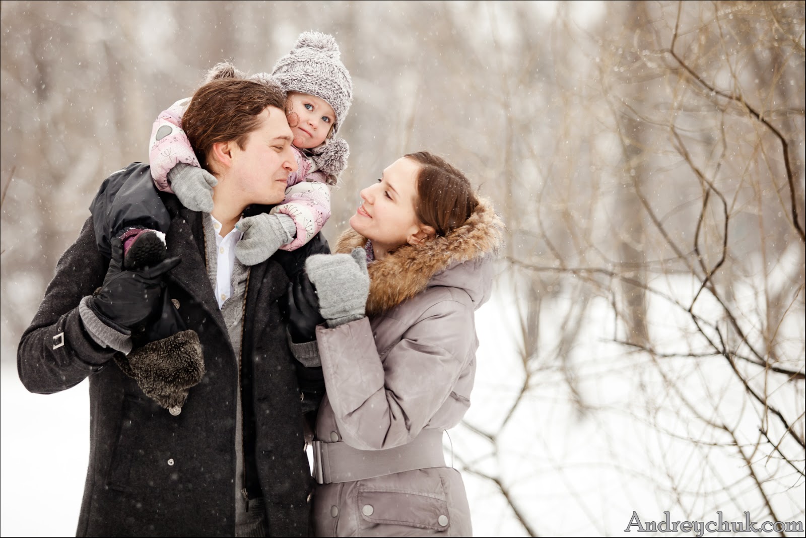 Русские муж и жена съемки. Прогулка зимой. Семейная фотосессия зимой. Зимняя фотосессия на улице семейная. Прогулка в зимнем парке.
