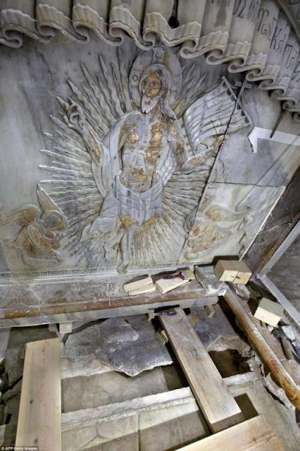 Mộ Chúa Jesus lần đầu được mở ra sau hơn 400 năm, nhà khảo cổ run rẩy đầu gối, không thể tin nổi