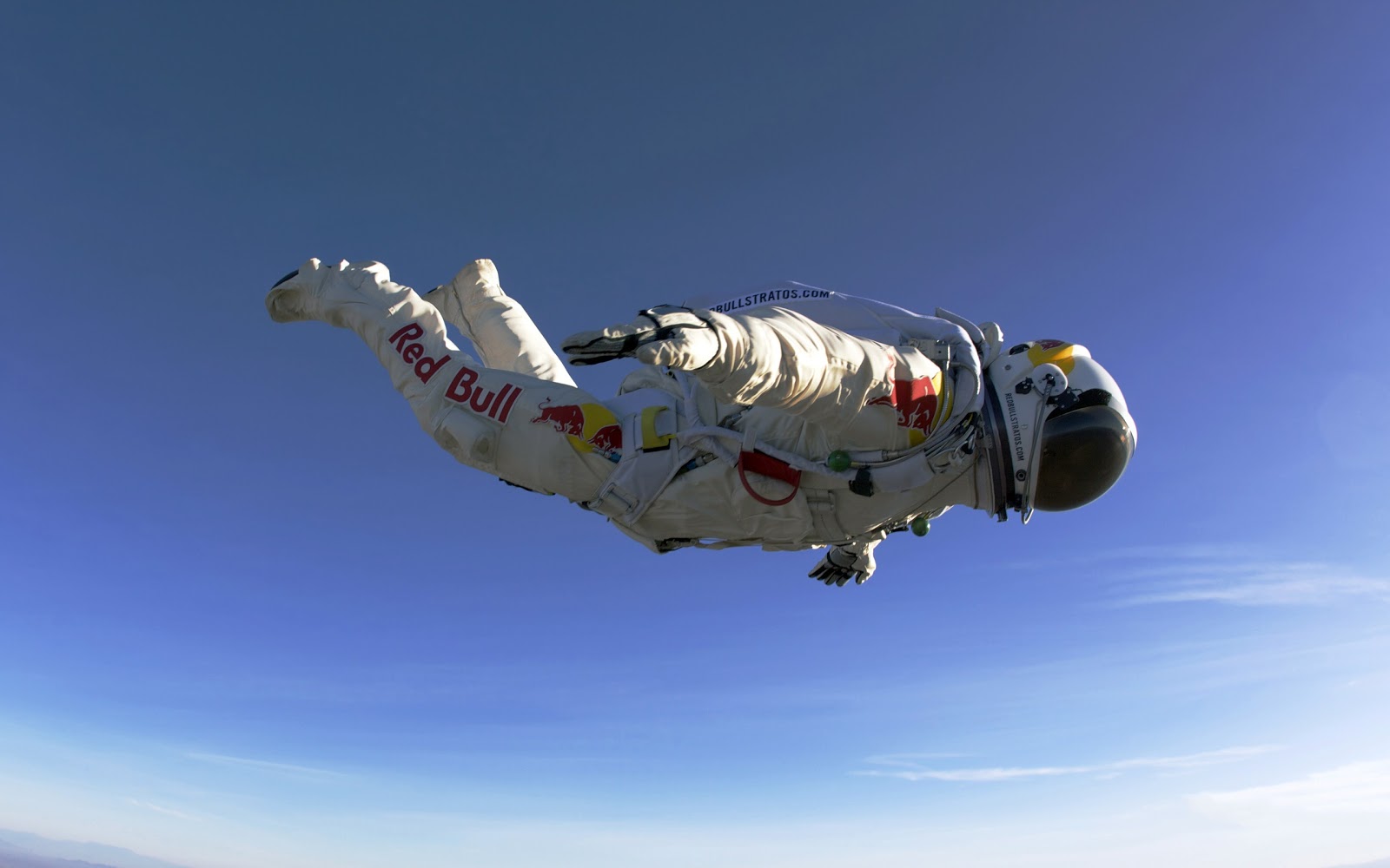 https://4.bp.blogspot.com/-xz0yQZmouKY/UH1Jb4eQmYI/AAAAAAAAFbI/rssprOiq3d0/s1600/Felix-Baumgartner-Redbull-Skydiving-HD-Desktop-Wallpaper_HidefWall.Blogspot.Com.jpg