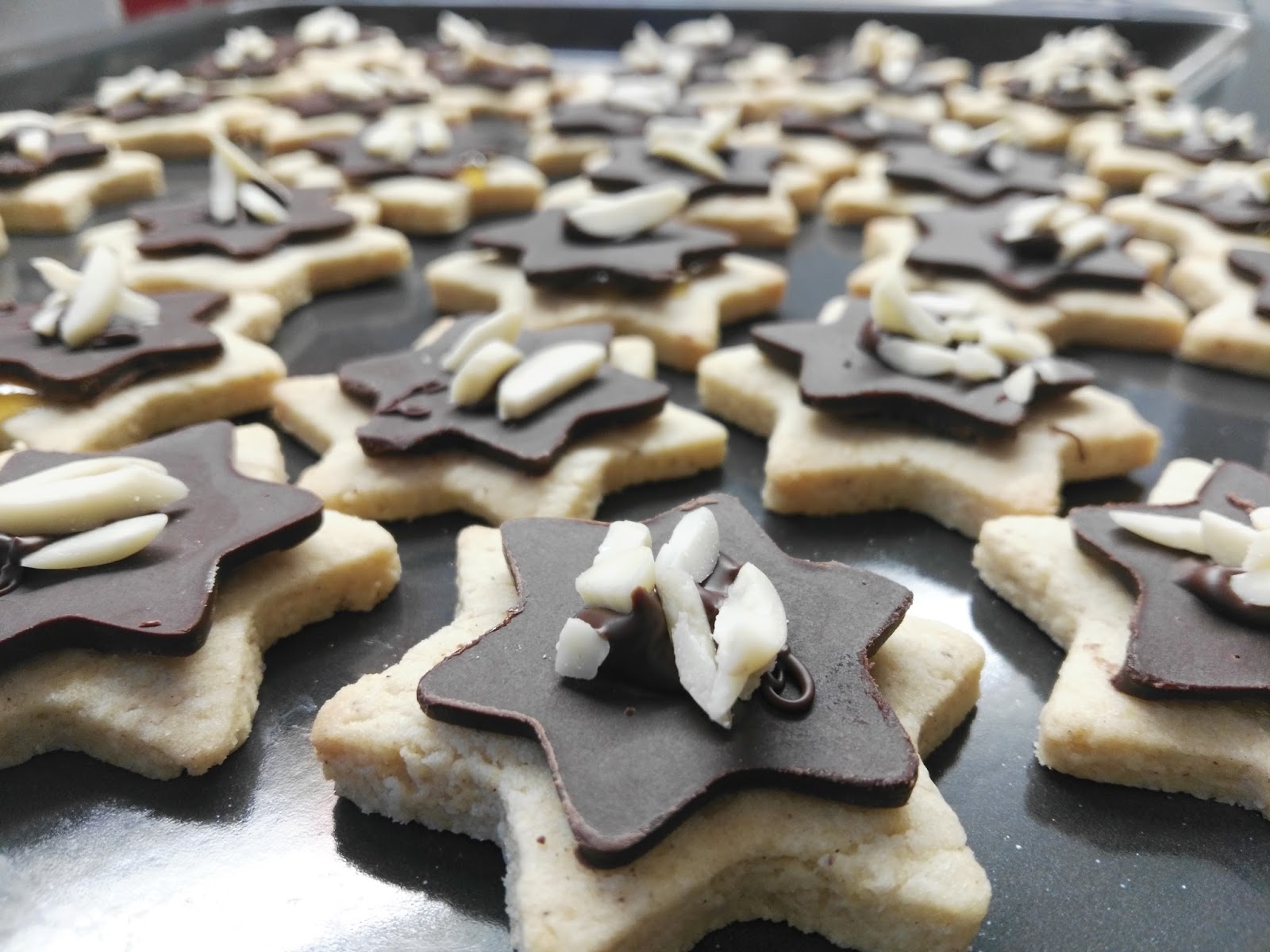 Mandelsterne belegt mit feinen Schokosternchen