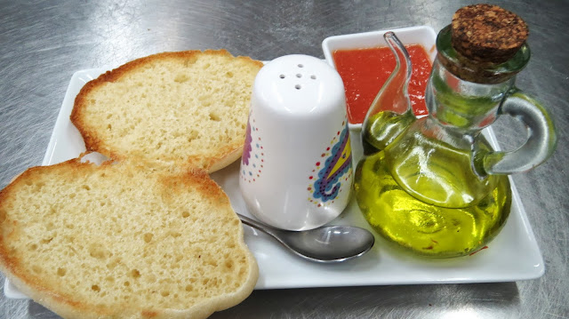 La Casita de Carlota - Desayuno Mollete de Antequera tostado con aceite y tomate