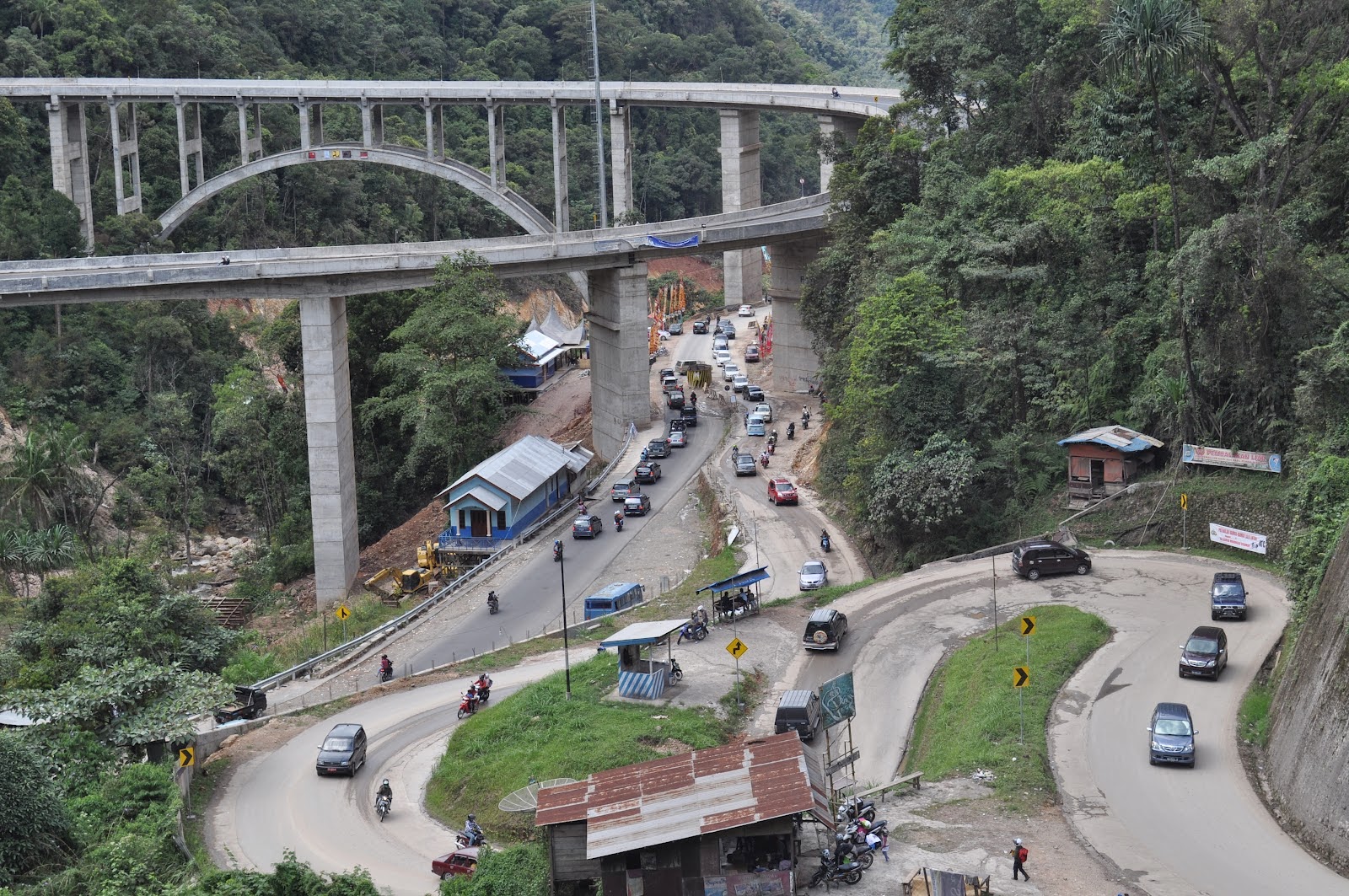 Jembatan kelok 9 Payakumbuh, Sumatera Barat.