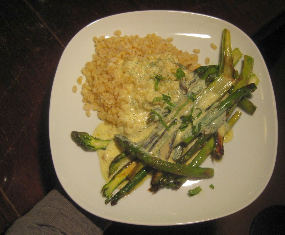 Barbaras Spielwiese: Gegrillter Spargel mit Bärlauch-Weißweinsauce Barbaras Spielwiese: Gegrillter Spargel mit Bärlauch-Weißweinsauce