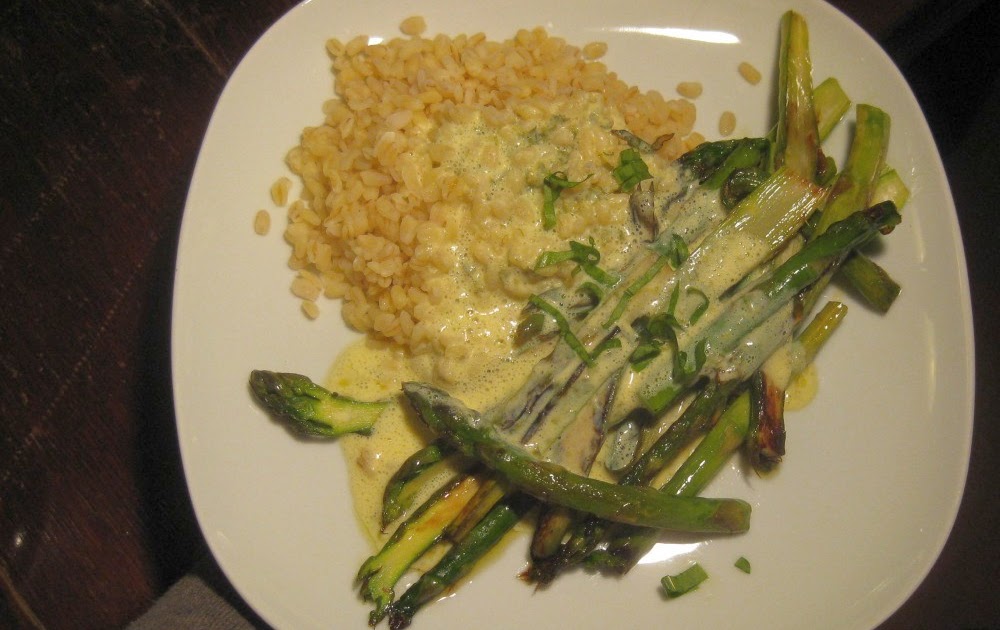 Barbaras Spielwiese: Gegrillter Spargel mit Bärlauch-Weißweinsauce