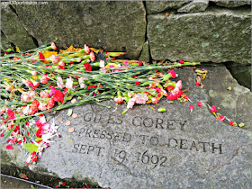 Salem Witch Trials Memorial: Decoraciones Salem Witch Trials Memorial: Decoraciones