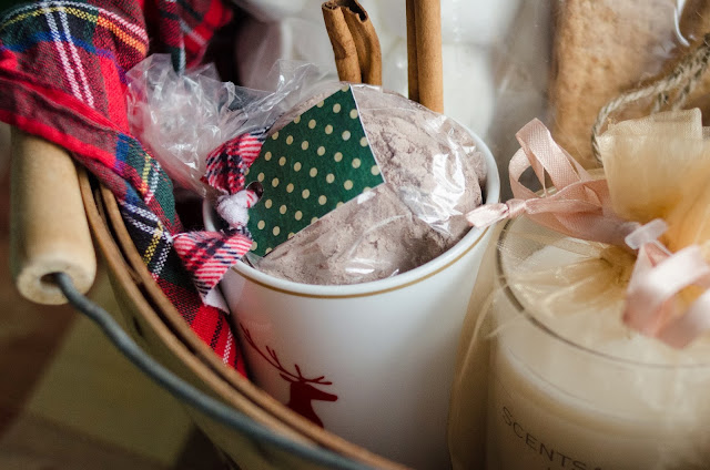 Gift them an indoor picnic- lemonthistle.blogspot.ca