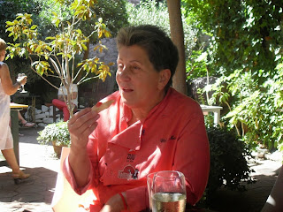 Montse Estruch en el jardin de su restaurante