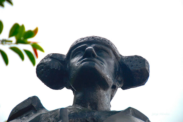 Estatua homenaje al torero Juan Belmonte en plaza del Altozano de Triana Sevilla.