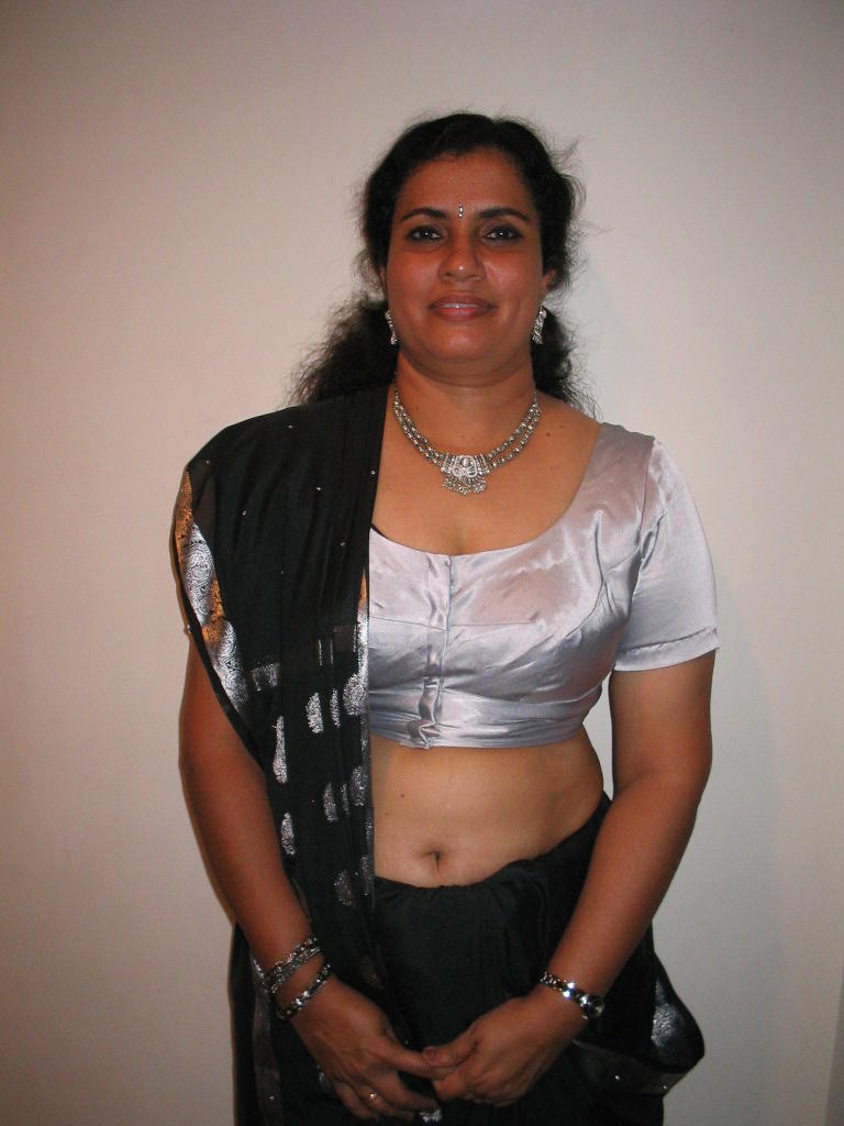 Indian Aunties and Girls: Real life aunties and Bhabhi showi