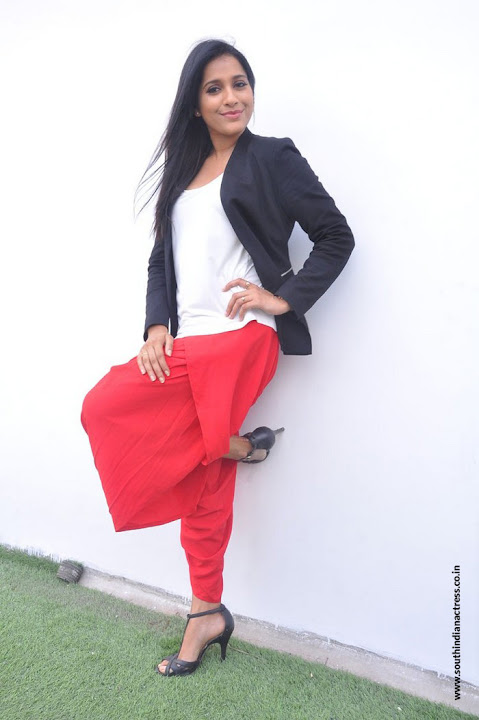 Rashmi Gautam at Next Nuvve Movie Interview