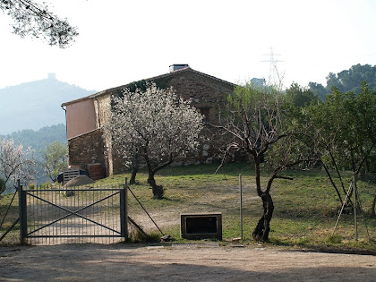 La masia de Can Palós Nou amb l'ermita de Sant Ramon al fons La masia de Can Palós Nou amb l'ermita de Sant Ramon al fons
