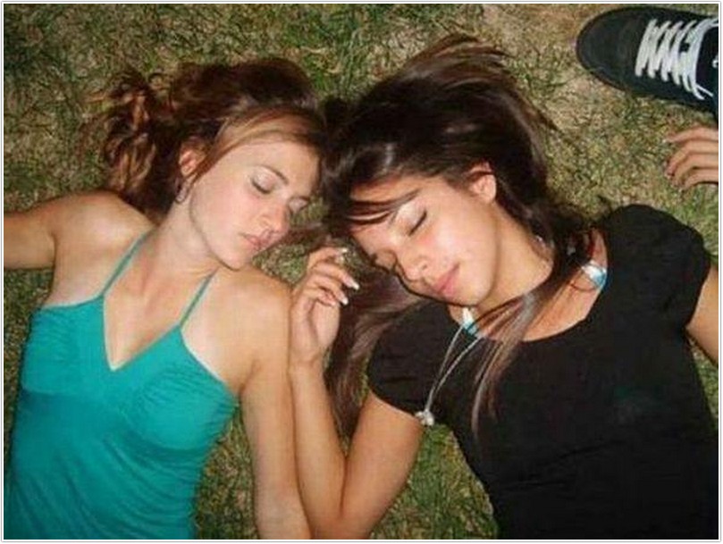 Русские пьяные девочки. Пьяные молоденькие девушки. Женская домашняя пьянка. Девушки в грязном подвале. Пьяные несовершеннолетние девушки.