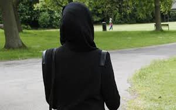 बुर्का पहनने वाली महिला पर हमला