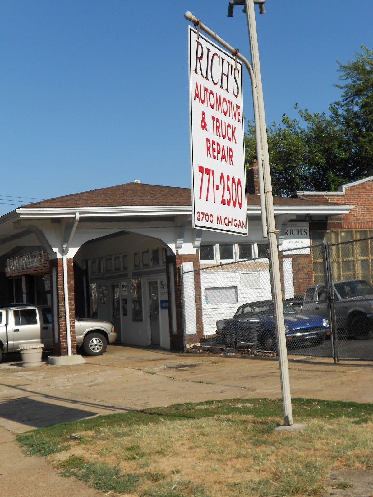 Garage St. Louis Rich's Automotive Repair, Michigan Ave. and Winnebago