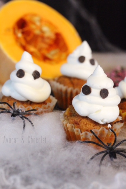 alt="mini cupcake glaçage fantôme avec une araignée"