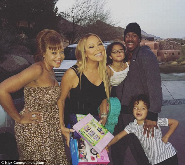 easy mese Mariah Carey and Nick Cannon take a photo with twins