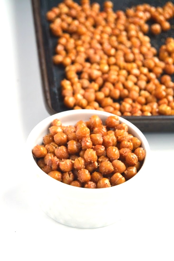 These simple and easy Roasted Chickpeas make the perfect healthy and filling snack! They are protein-rich, fiber packed and irresistible! www.nutritionistreviews.com