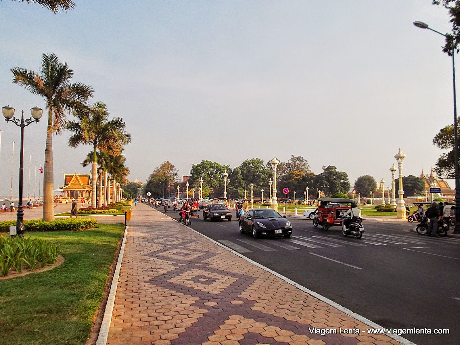 Dias 102 a 105 da viagem: Phnom Penh, surpresa na capital do Camboja Relato da viagem a Phnom Penh, capital do Camboja, uma das piores vítimas da loucura dos ditadores. Mas uma cidade que surpreendeu!