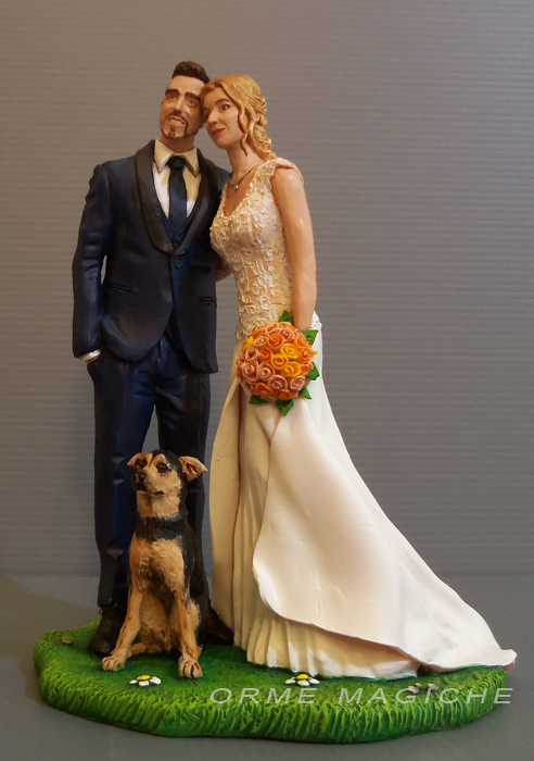 Orme Magiche: Cake topper personalizzato: sposi abbracciati con cagnolino