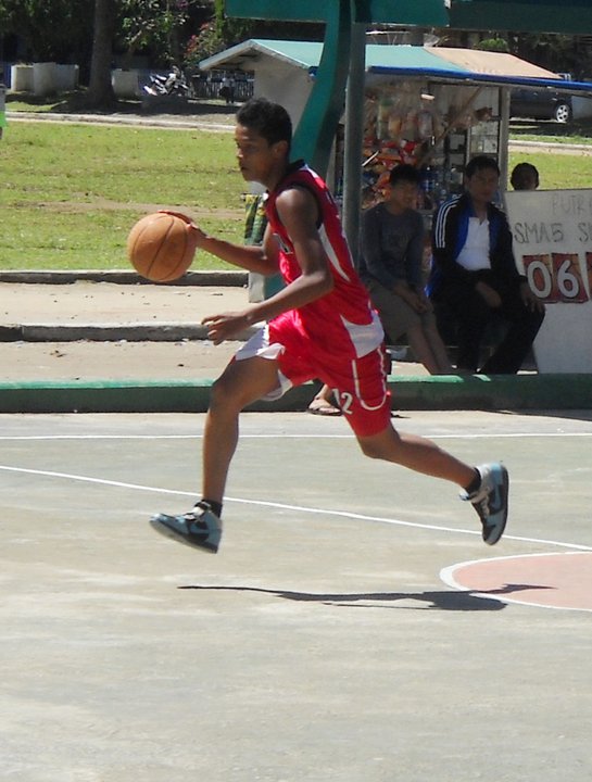 Cara Melindungi Bola Dari Serangan Lawan Dalam Permainan Bola Basket