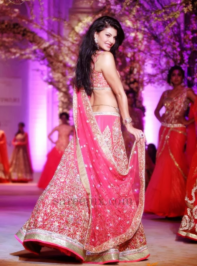 Jacqueline Fernandez in pink lehenga-ramp walk at AVIBFW 2013 | electrihot
