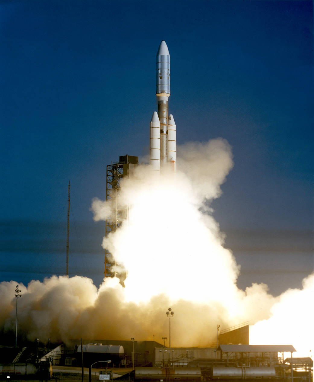 1977 nasa launches voyager 1