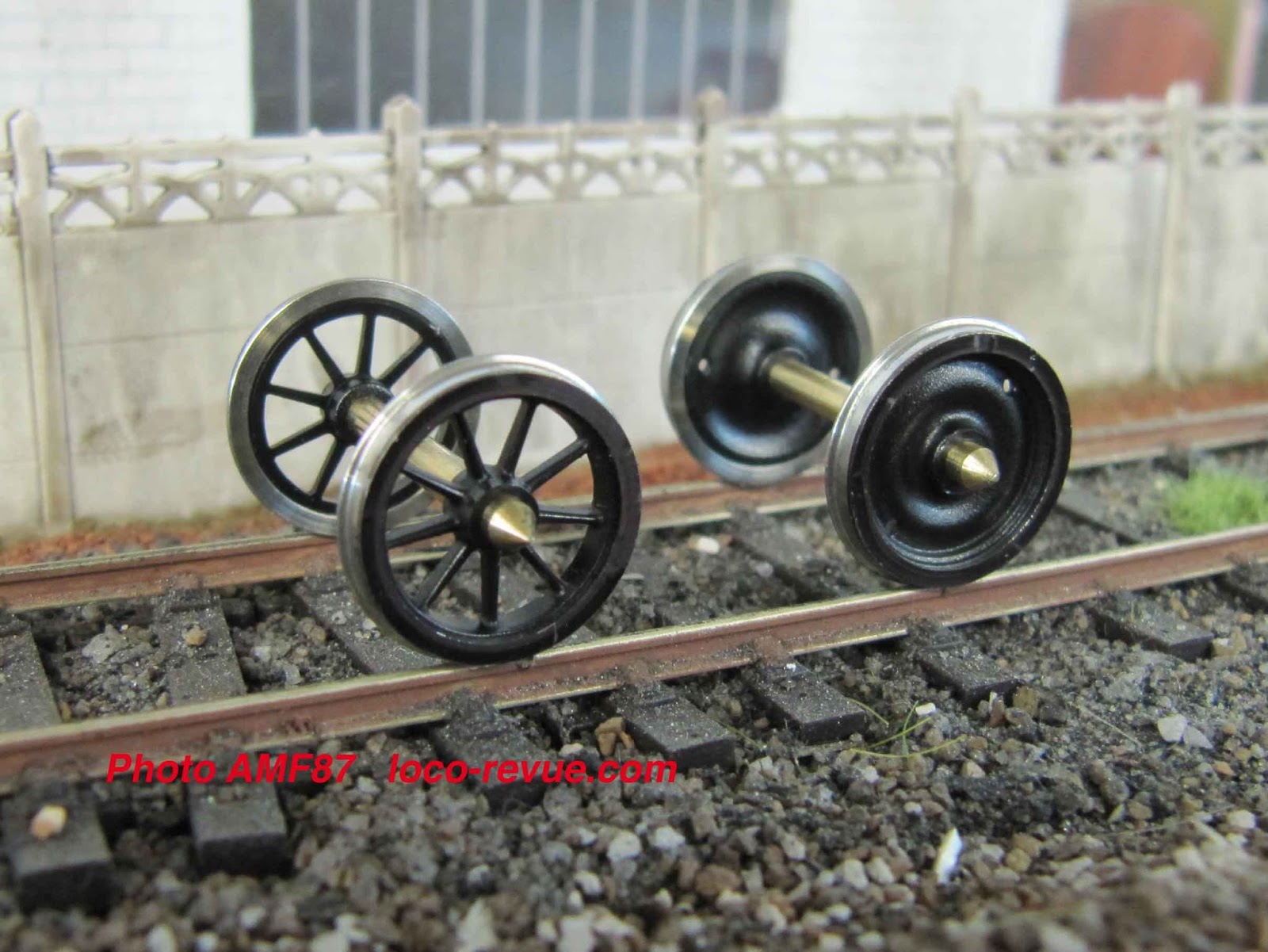 Ruote In Plastica Per Trenini Scala HO 1:87 – Confezione Da 24 Pezzi, Colore Nero, EVEMODEL