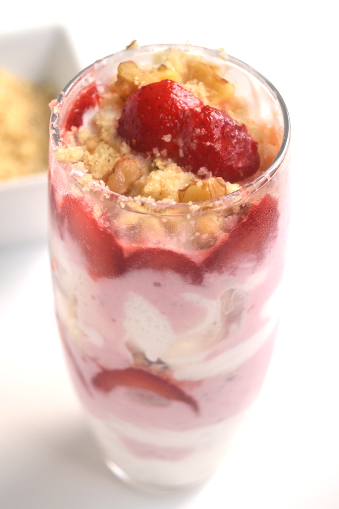 These Strawberry Cheesecake Parfaits take 5 minutes to make and are the perfect dessert. Made lighter with Greek yogurt and fresh strawberries. www.nutritionistreviews.com