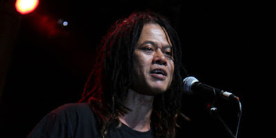 Biografi Tony Q Rastafara Biografi Tony Q Rastafara Tony Waluyo Sukmoasih (populer dengan nama Tony Q atau Tony Q Rastafara; lahir di Semarang, Jawa Tengah, 27 April 1961; umur 48 tahun) adalah seorang penyanyi Indonesia beraliran reggae yang telah aktif di ragam tersebut sejak tahun 1989. Dia bersama grup musiknya Rastafara mempopulerkan istilah “rambut gimbal” (gaya rambut dreadlock) di Indonesia lewat lagu dengan judul yang sama pada tahun 1996. Tony Q telah menjadi ikon musik reggae Indonesia. Dia dianggap sebagai pelopor reggae di Indonesia, karena dia tak hanya berkecimpung di ragam tersebut sejak lama, namun juga mengembangkan karakter musik reggaenya sendiri, dimana dia memasukkan banyak unsur tradisional Indonesia ke musiknya, dan mengangkat tema-tema khas Indonesia dalam musiknya Tony Q adalah seorang lulusan STM Perkapalan di Semarang. Sebelum terjun ke dunia musik, pada tahun 1980 Tony Q pernah bekerja selama enam bulan di bagian quality control (pengendalian mutu) di sebuah pabrik pengalengan milik perusahaan Singapura di Cakung, Jakarta Timur. Namun kemudian dia meninggalkan pekerjaan tersebut dan memilih untuk menjadi pengamen di jalanan dan seorang musisi, menghadapi tentangan keras keluarganya. Dia sempat menjadi pengamen selama lima sampai enam tahun di daerah Blok M, Jakarta. Menurut wawancara