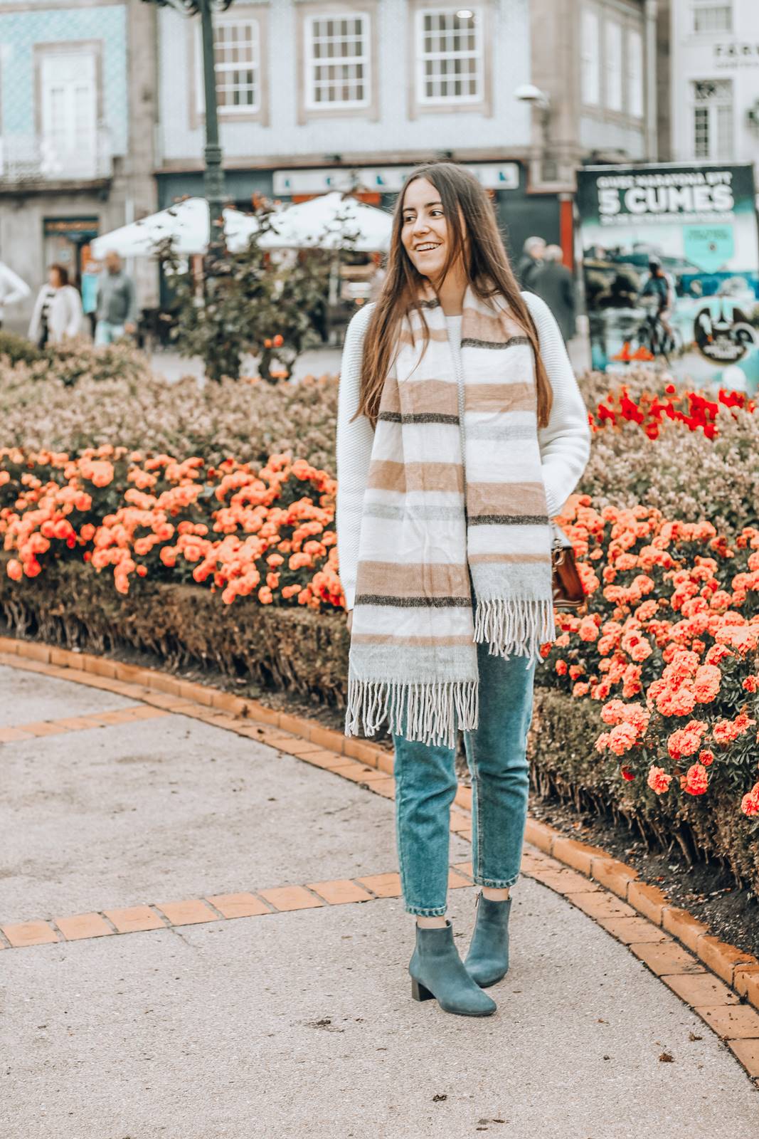 outfit_mom_jeans_blue_boots_xxl_scarf