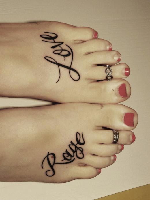 Vemos a una chica con tatuajes femeninos en sus pies