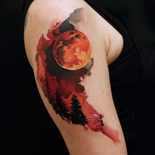 Mortal bela lua de sangue manga da tatuagem. O meia tinta de design de tatuagem nos dá um pequeno vislumbre da lua de sangue e a terrível noite que está para vir. Ele cria suspense e emoção dentro do projeto.