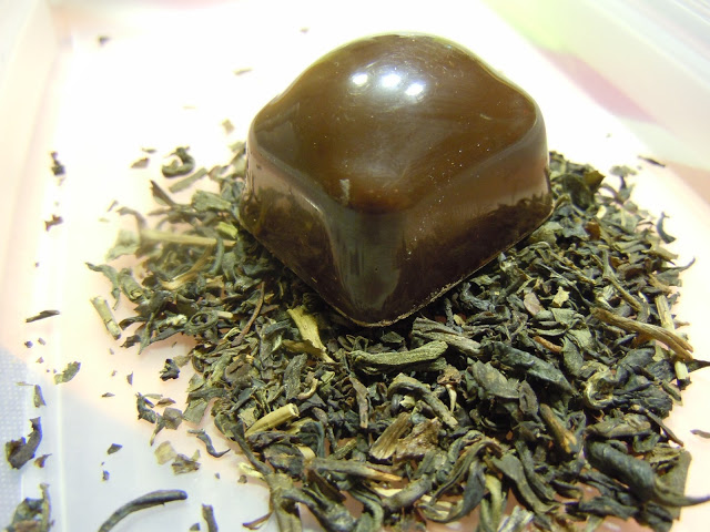 recette de Praline au chocolat noir ganache infusée au thé au jasmin