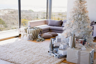 Un árbol de navidad blanco decorar un árbol navideño blanco