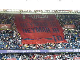 "Bem vindo Neymar JR" le tifo de bienvenue de Neymar au Parc des Princes