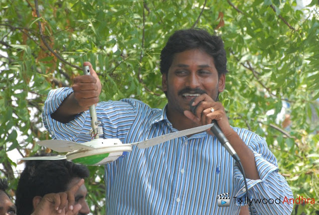 ys-jagan+with+his+party+symbol+ceiling+f