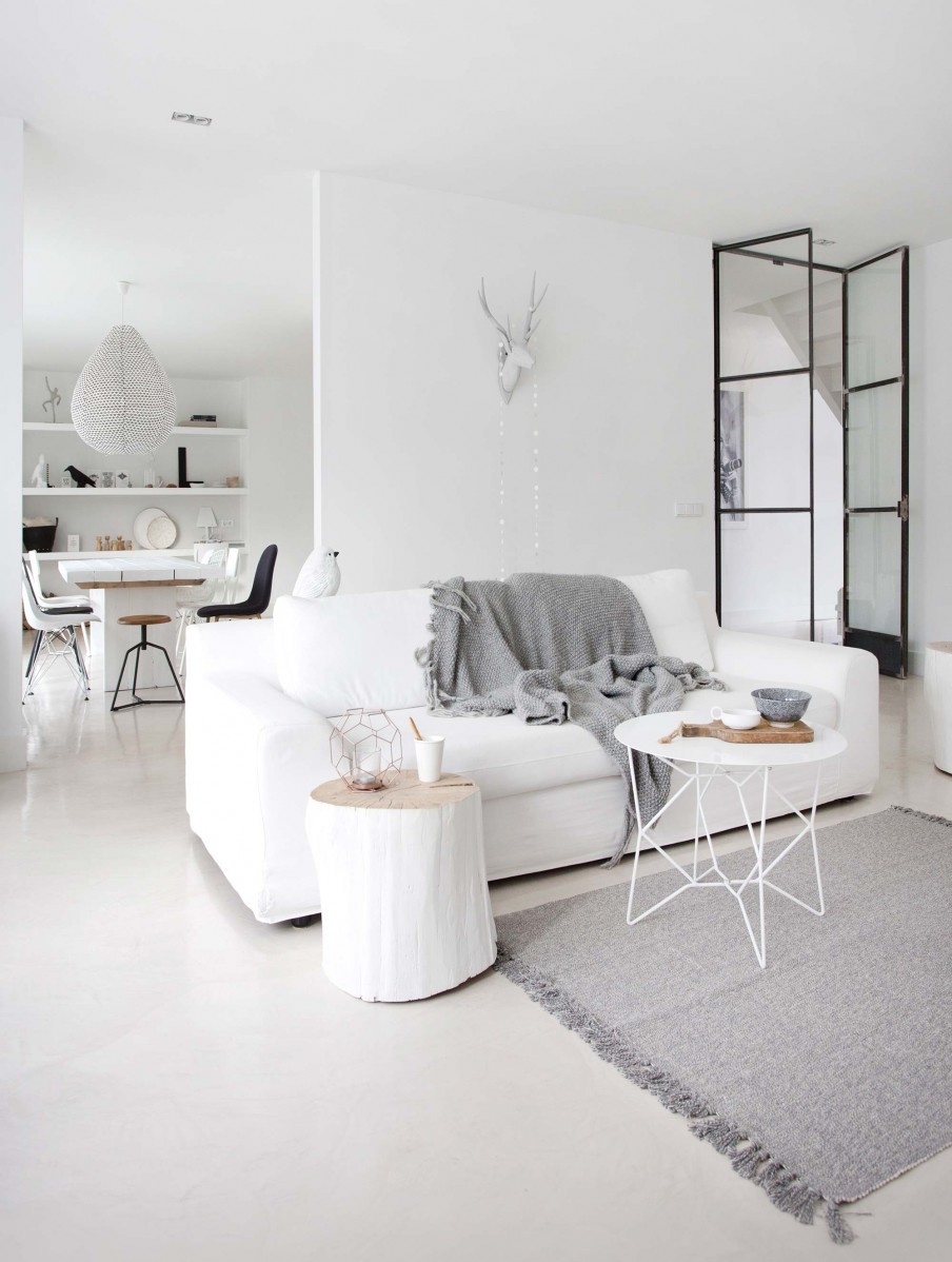 salon blanco, estilo nordico, decoracion nordica, sofa kivik, ikea, cruz madera, blanco, lámpara, ramas decorativas, tronco, alfombra