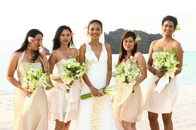 white cord lace gown bouquet of calla lilies beach