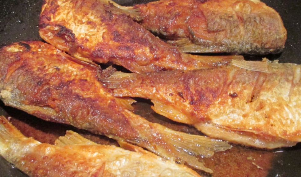 Мелкая жареная рыба. Плотва на сковороде. Плотва на сковороде. Омуль рыба. Фото жареной плотвы.