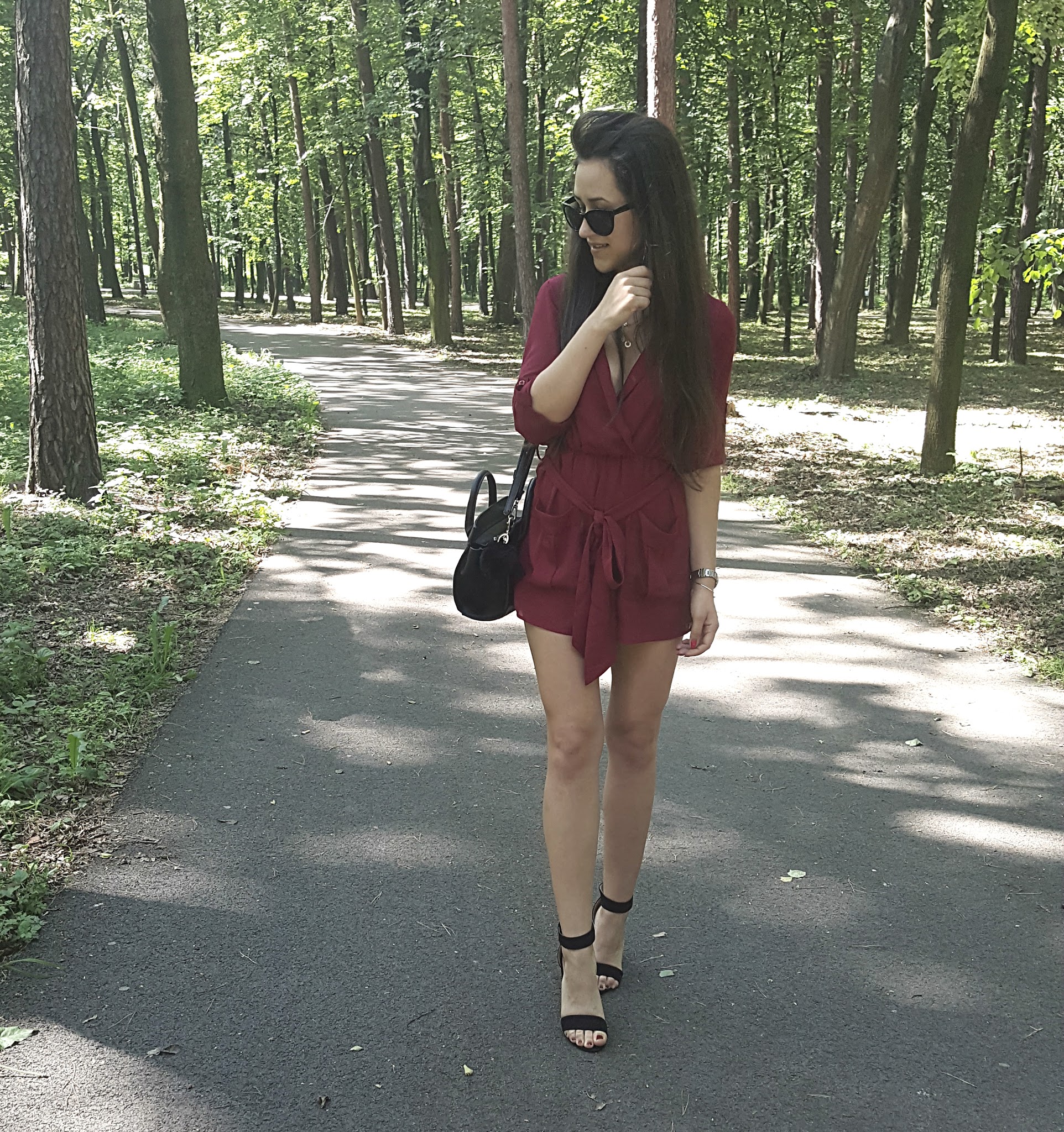 BORDOWY KOMBINEZON I SANDAŁY NA SŁUPKU.