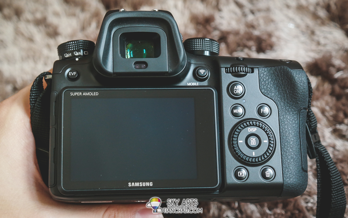 Super AMOLED with Touch Screen Display on Samsung NX1