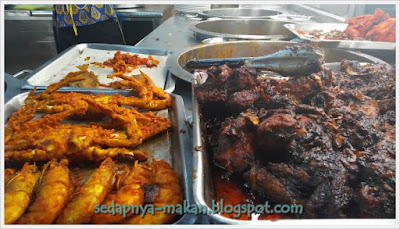 ayam masak hitam, udang dan ketam goreng
