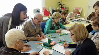 Especialistes i usuàries d'Aviparc en el taller d'estimulació cognitiva