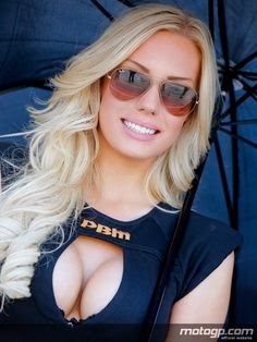Las azafatas más sexys de MotoGP. Rubias, morenas, con curvas... Chicas guapas 1x2.