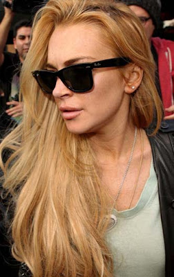 A rich fan gifts necklace to Lindsay Lohan