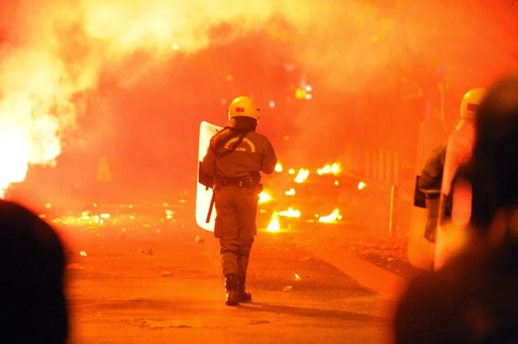 Σοβαρά επεισόδια στο κέντρο της Αθήνας - Οδομαχίες και κλεφτοπόλεμος στα Εξάρχεια (ΦΩΤΟ & ΒΙΝΤΕΟ)