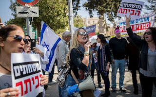 Policiais vão à residência de Netanyahu por casos de corrupção Policiais vão à residência de Netanyahu por casos de corrupção